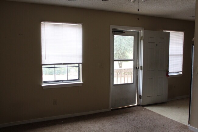 Building Photo - 2 bedroom near Park Circle (new pics forth...