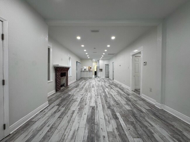 Building Photo - 409 S Willow Ave