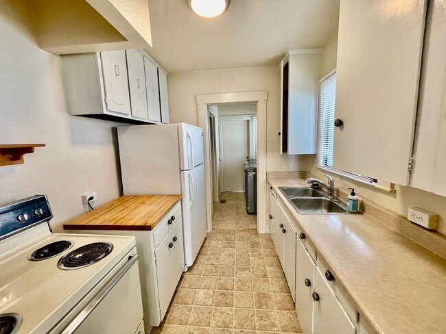 Building Photo - Fantastic 2 Bedroom 1 Bath Home in Pacific...