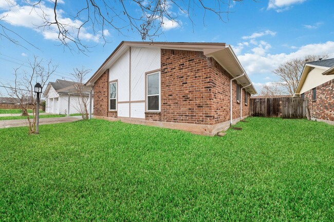 Building Photo - Beautiful and Spacious 4 Bedroom Home