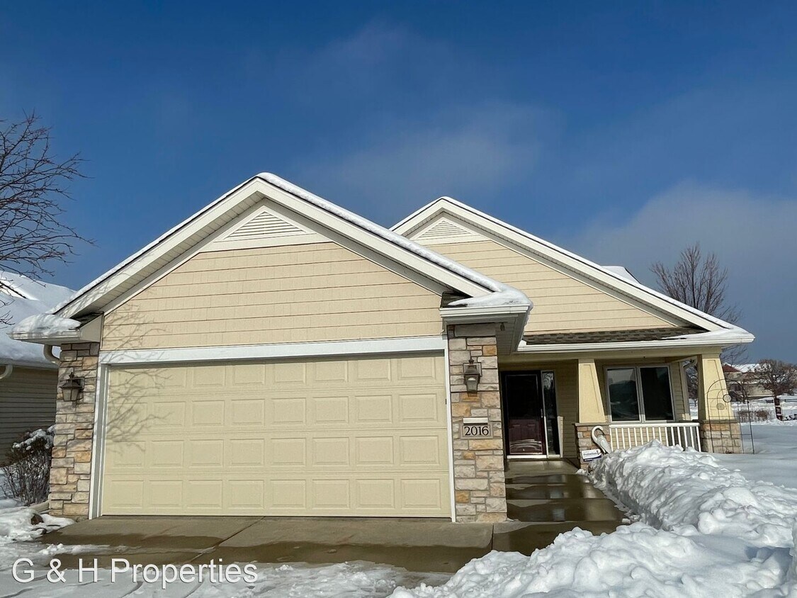 2 br, 2 bath House 2016 Lake Drive House for Rent in Northfield, MN