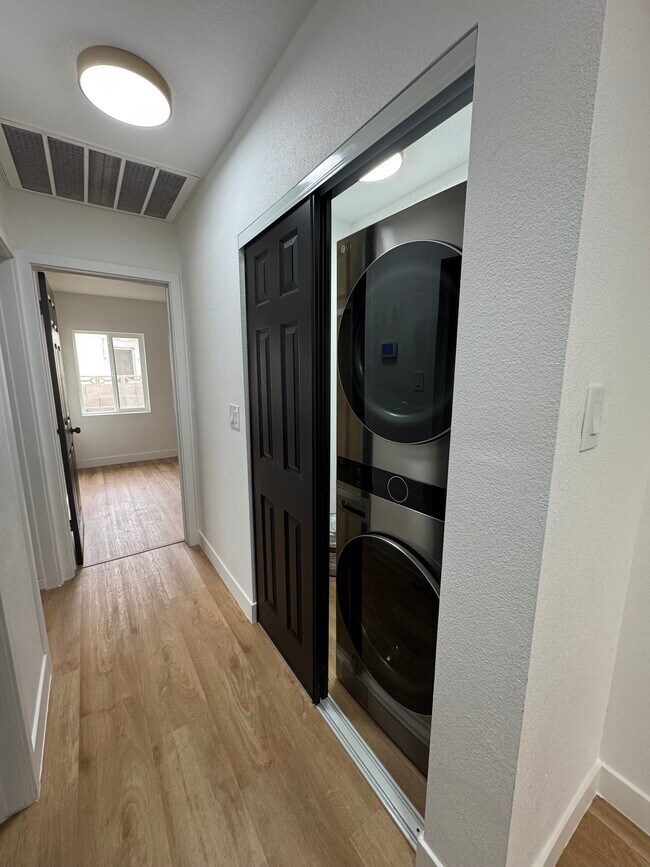 Foto del edificio - 1032 E Hassett Ave