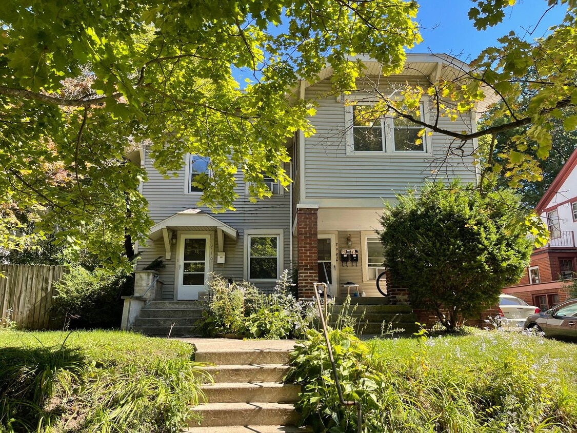 Foto principal - 708/710 N Chauncey Ave