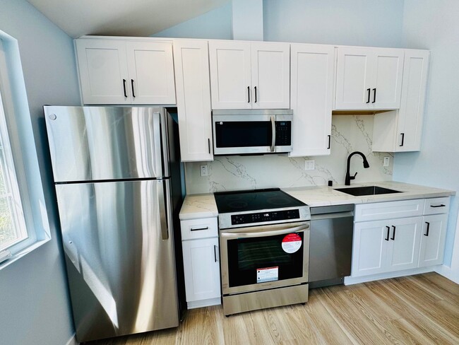 Building Photo - Gorgeous 1 Bedroom ADU with Laundry and pr...