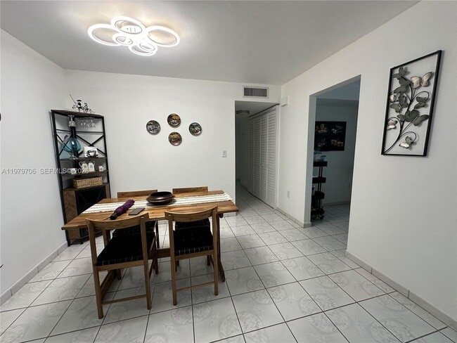 Foto del edificio - 9440 W Flagler St