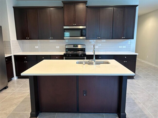 Building Photo - 147 Mary Max Cir