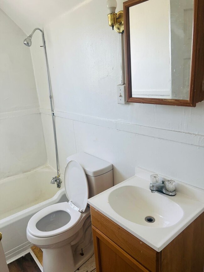 Building Photo - Studio apartment 3rd Floor Unit