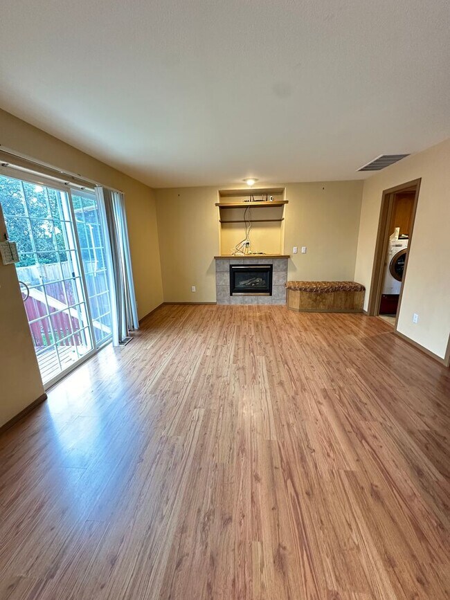 Building Photo - 4 Bedroom 2.5 Bath Home in Quiet Neighborh...