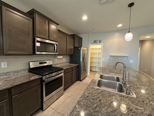 Foto del edificio - Single Level Home with Split Floor Plan, D...