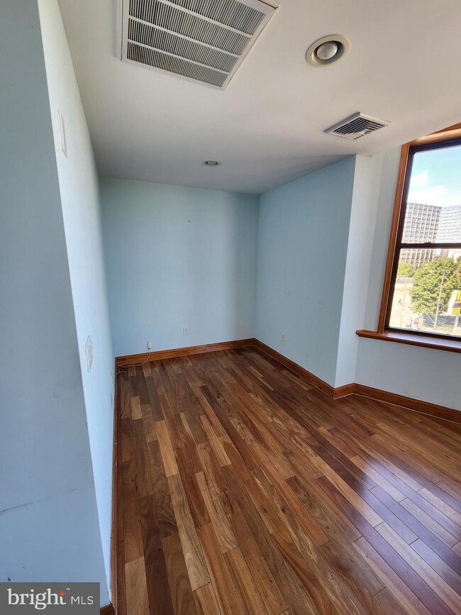 Building Photo - 1338 W Girard Ave