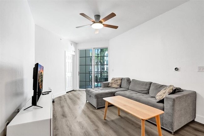 Foto del edificio - 533 NE 3rd Ave