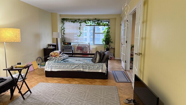 Building Photo - 225 St Pauls Ave