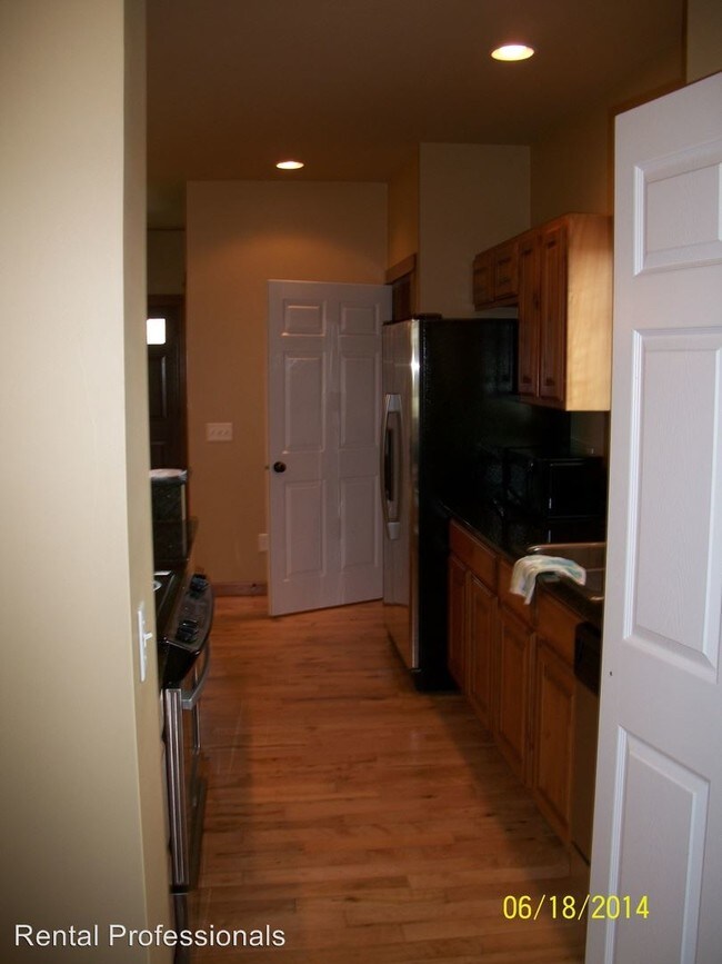 Building Photo - 4 br, 3 bath House - 332 N. Cottonwood Unit F