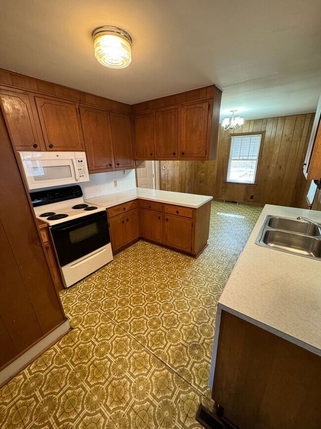 Building Photo - Cozy 2-Bedroom, 1-Bathroom Home w/ a Bonus...