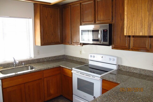 Building Photo - 982 Hacienda Cir