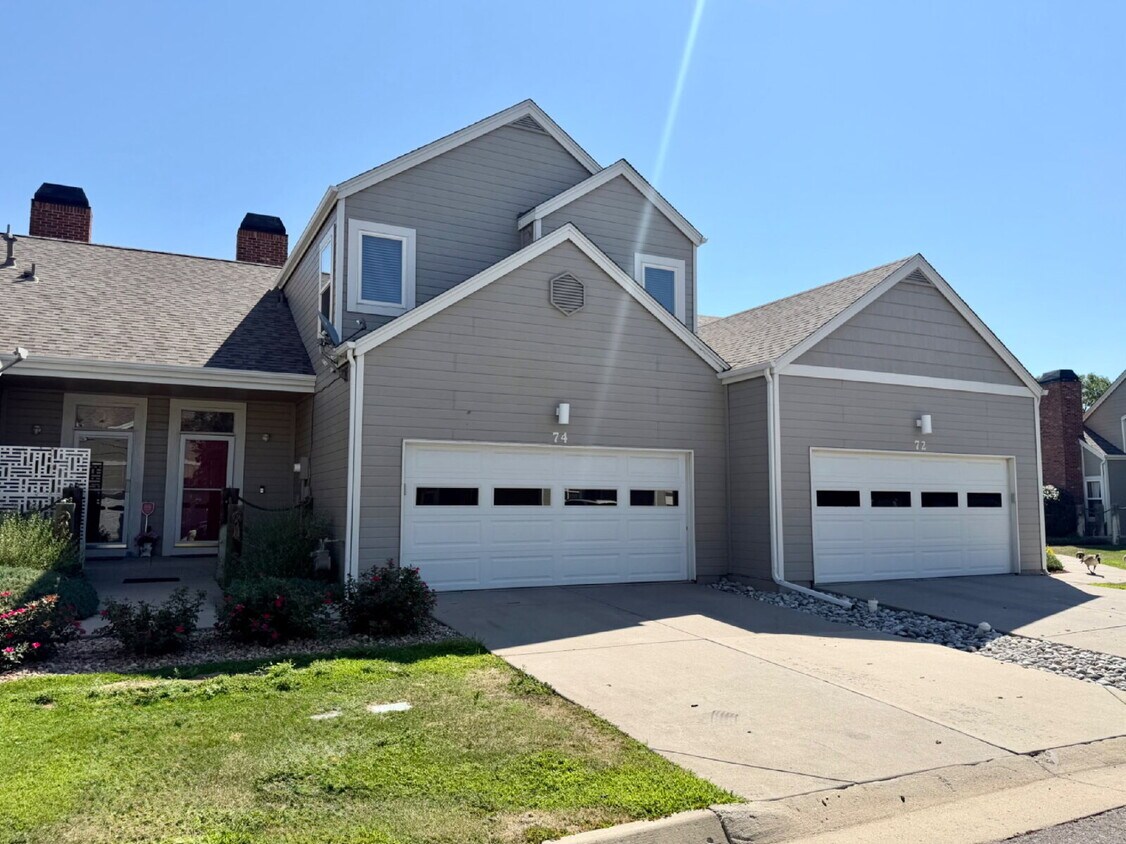 Lakeside 3 Bed/2.5 Bath Townhome in Gateway Community! Quiet, Scenic Living in The Heart Of Denver! - Lakeside 3 Bed/2.5 Bath Townhome in Gateway Community! Quiet, Scenic Living in The Heart Of Denver!