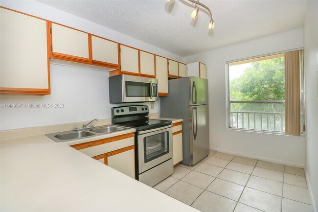 Foto del edificio - 8051 SW 21st Ct