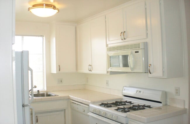 Building Photo - 2638 S Barrington Ave