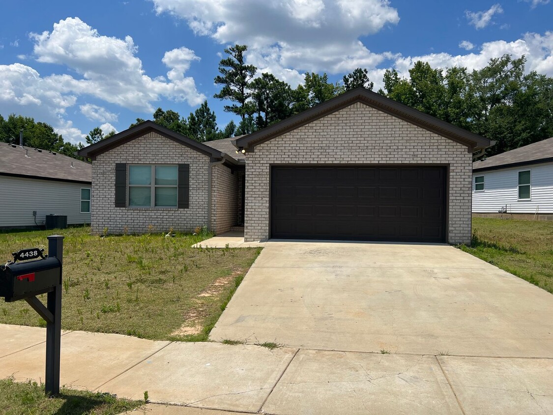 Primary Photo - 3 bedroom 2 bathroom home in The Village a...