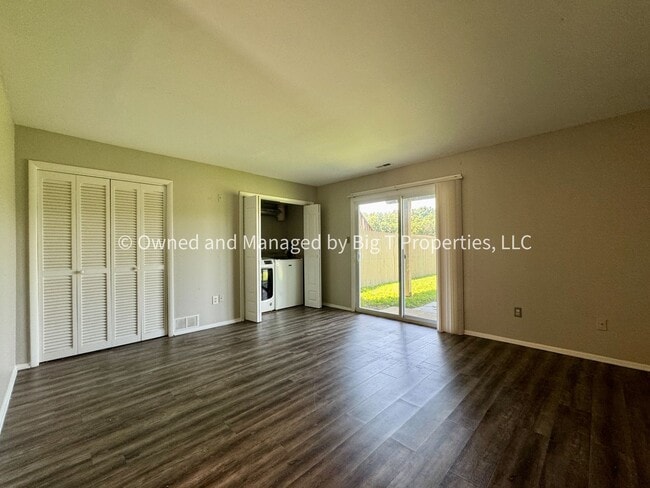 Building Photo - Large 3 Bed 2.5 Bath Completely Townhome i...