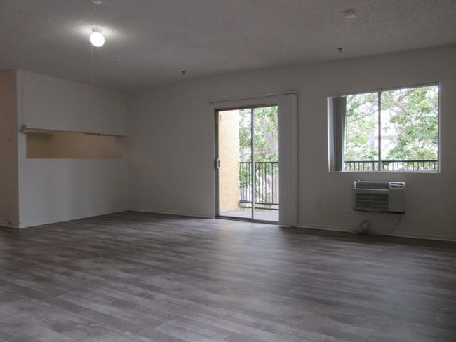 Building Photo - 1402 N Durant St