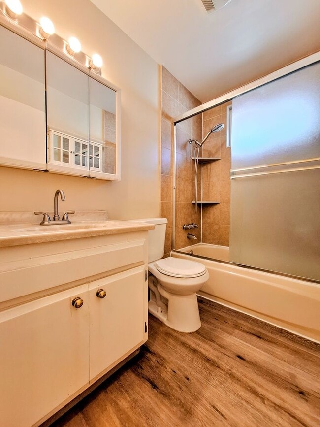 Foto del edificio - Charming 2bd Duplex With Private Yard & Garage