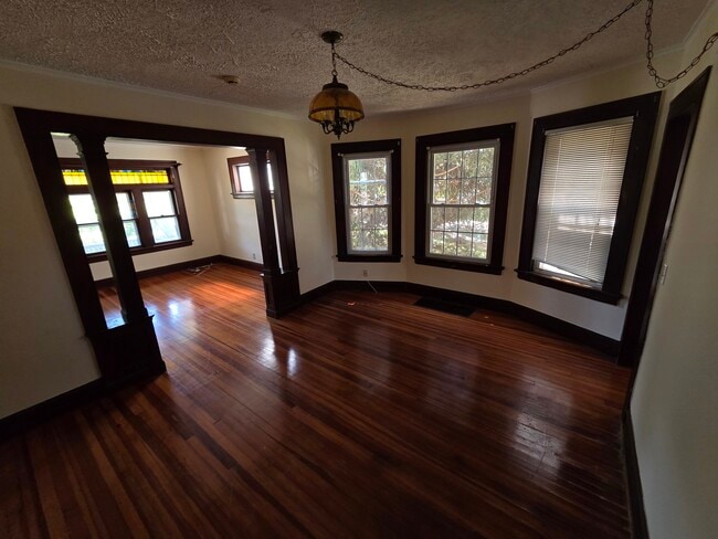Building Photo - 494 Villa Ave