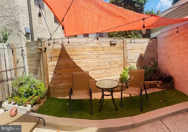 Building Photo - 985 N Randolph St