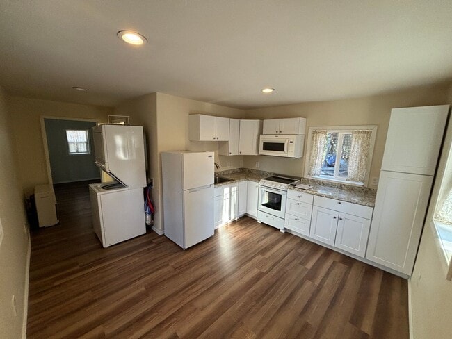 Building Photo - 1 bedroom home in North Pole / Washer & Dryer in unit
