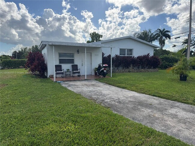 Building Photo - 1600 SW 71st Ct