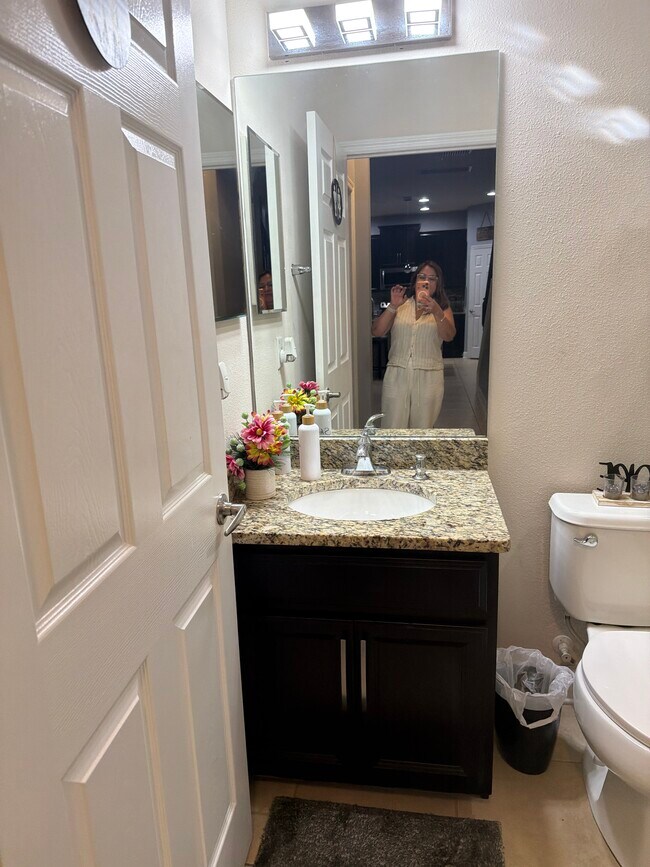 Baño completo con ducha de mano - 10433 Waterstone Dr