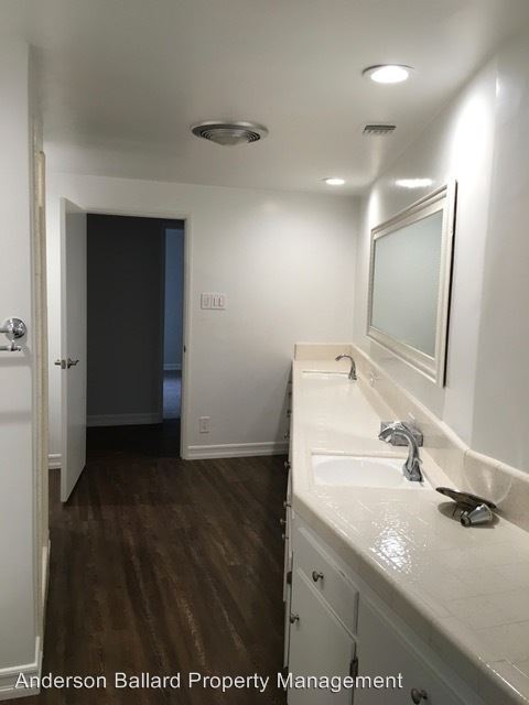 Foto del edificio - 5040 Gould Ave