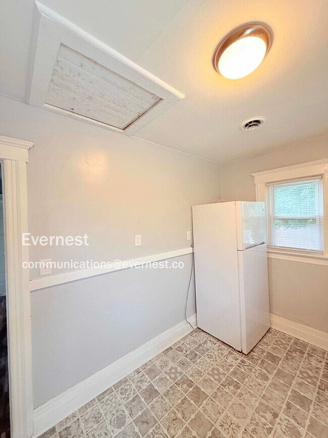 Building Photo - 68 E James St