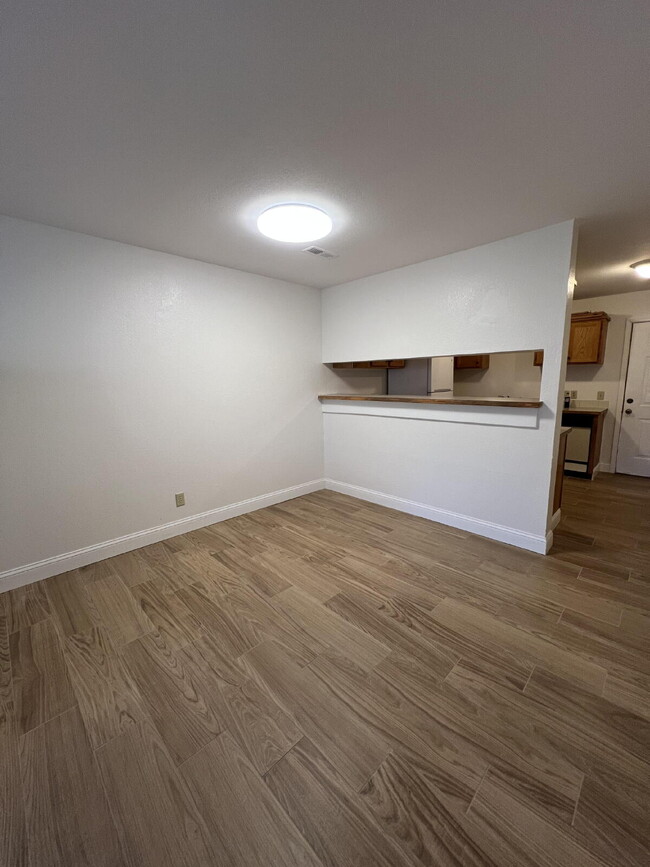 Building Photo - Newly Remodeled 2BR unit