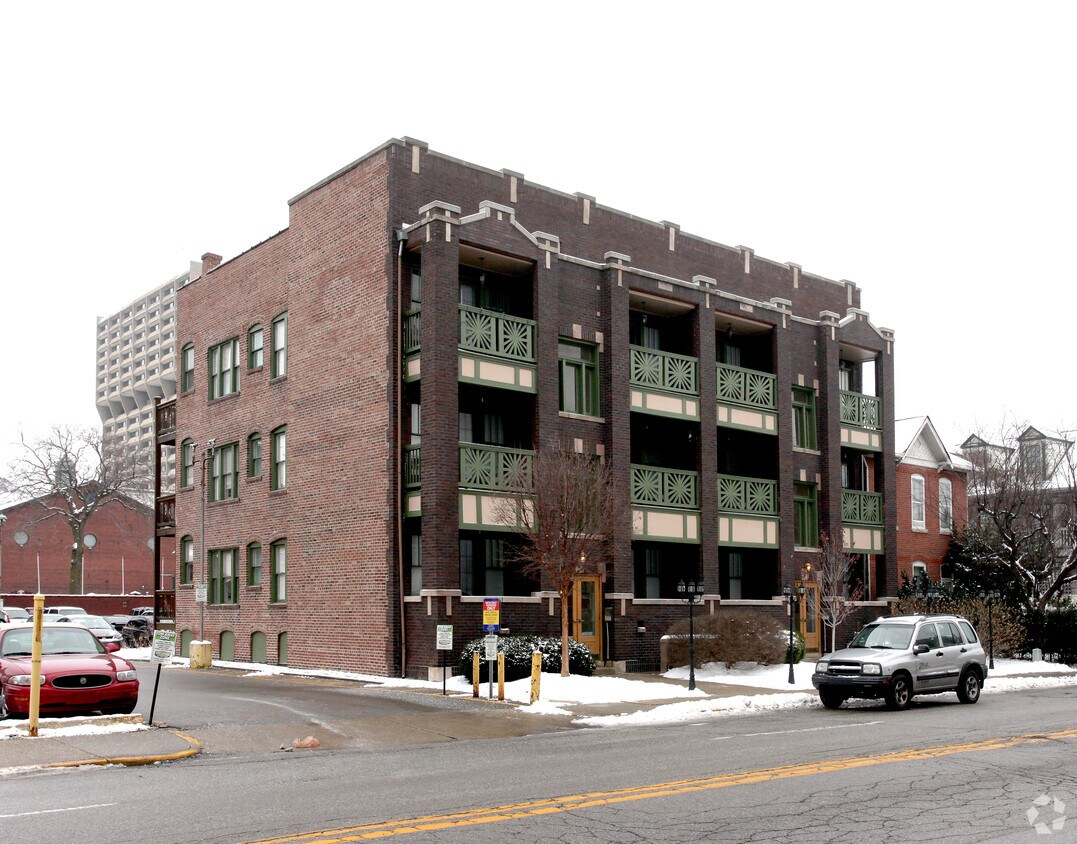 Primary Photo - Mayleeno Apts
