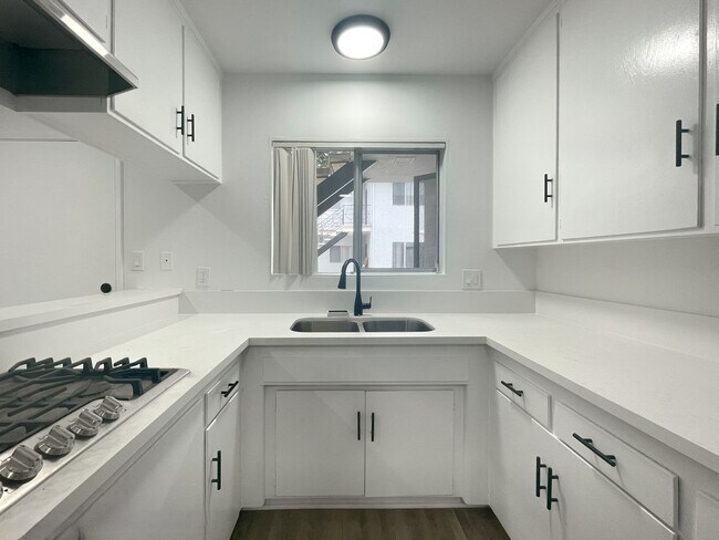 Building Photo - Upgraded 1 Bedroom In Torrance with Parkin...
