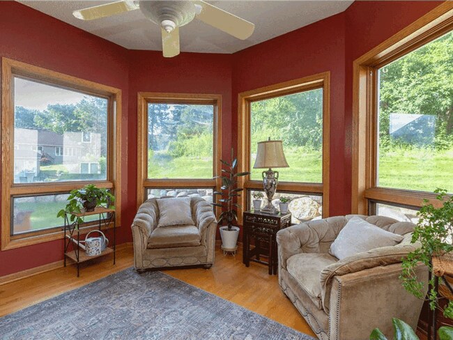 Foto del edificio - 2-Story Estate Home with Fireplace, 4 BR's on one level, Office, Gourmet Kitchen, Pets OK!