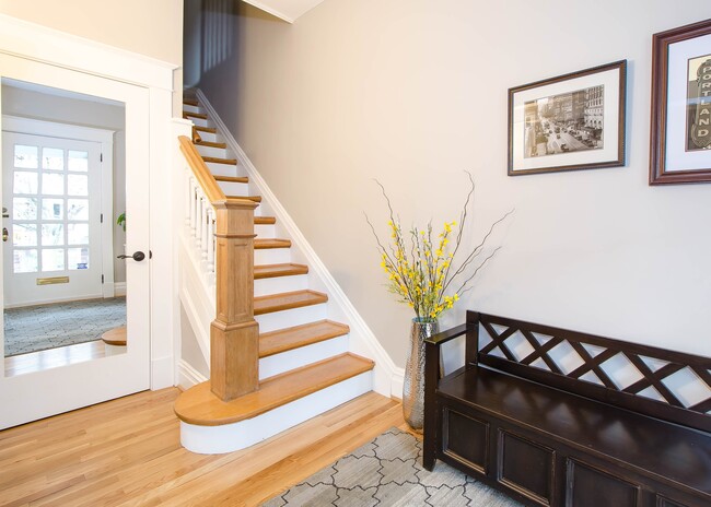 Foyer with coat closet - 106 N Belmont Ave