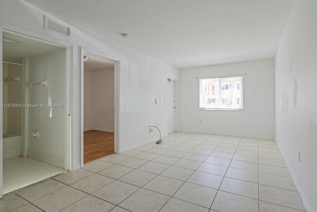 Building Photo - 940 NE 33rd Terrace