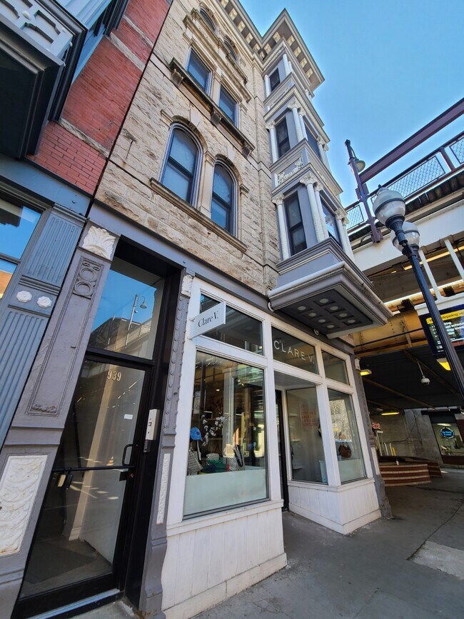 Building Photo - 939 W Armitage Ave