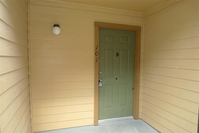 Building Photo - 16111 Aspenglenn Dr