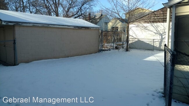 Building Photo - 1601 W Atherton Rd