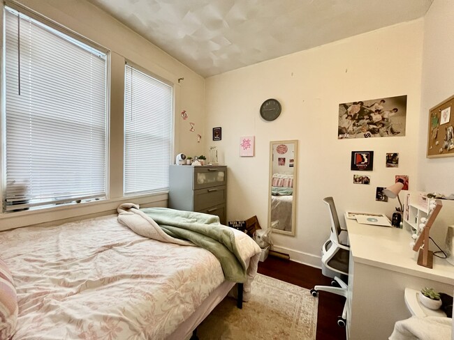 Building Photo - 3345 Parkview Ave