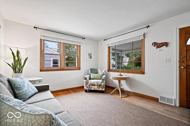 Foto del edificio - 636 S Broadway St