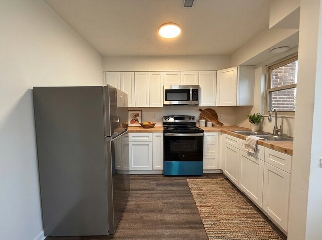 Foto del edificio - Freshly updated two-story townhome in Strawberry Plains with two bedrooms & two full baths