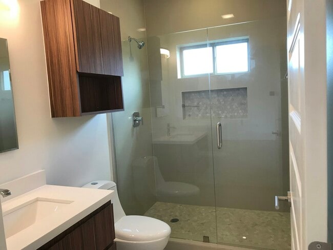 Building Photo - 604 Camelot Dr