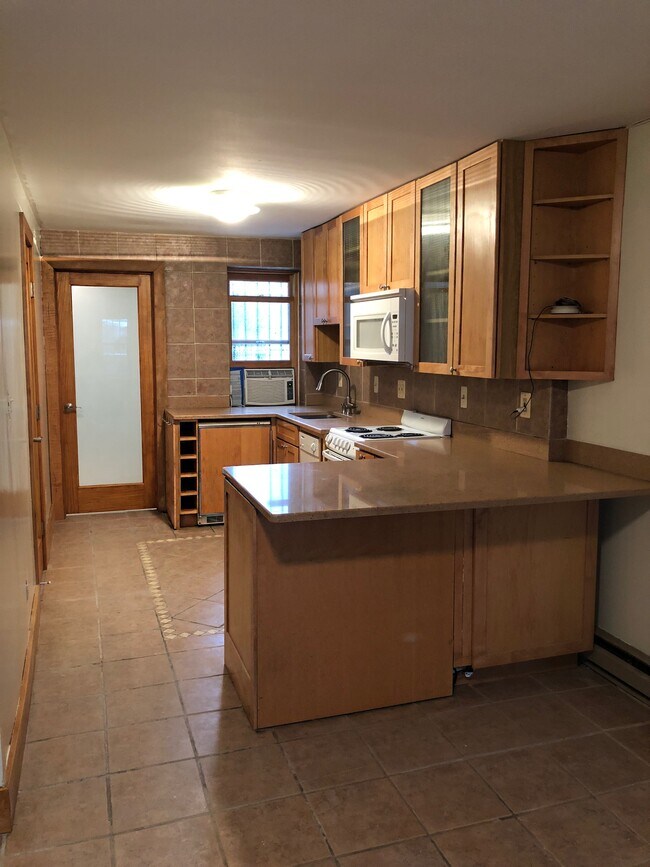 Encimeras de piedra, electrodomésticos nuevos, cocina gourmet, congelador y refrigerador empotrados. - 608 1/2 Acker Place NE
