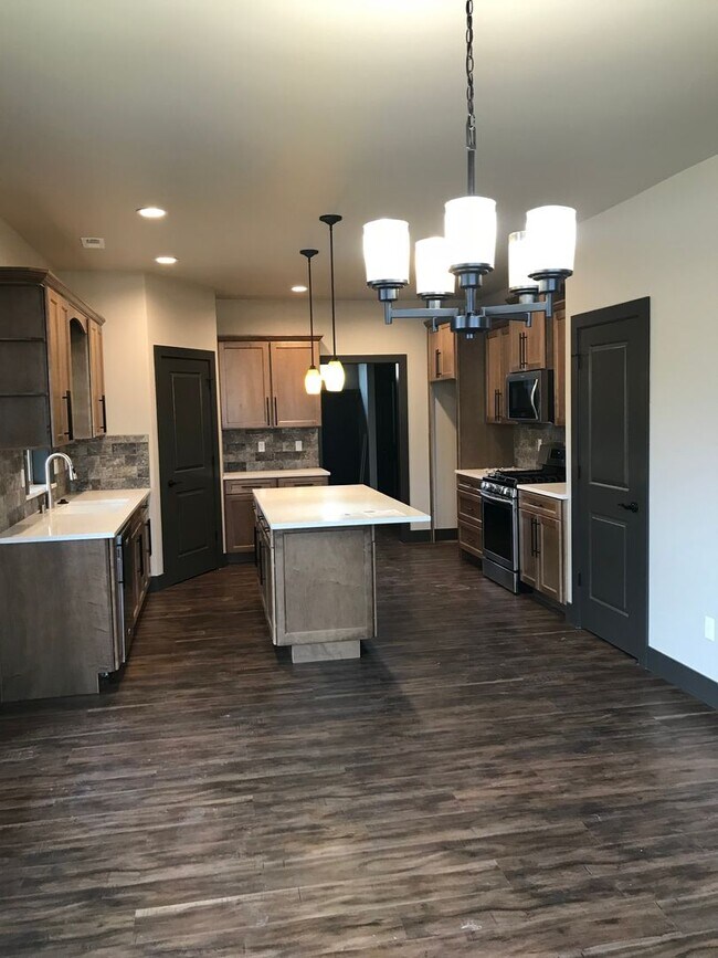 Building Photo - Amazing 4-bedroom home in White Bluffs!