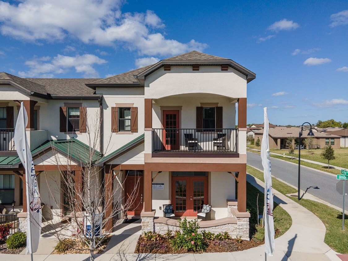 3/2.5 Beautiful Model Townhome with Screened Courtyard & 2 Car Garage - 3/2.5 Beautiful Model Townhome with Screened Courtyard & 2 Car Garage