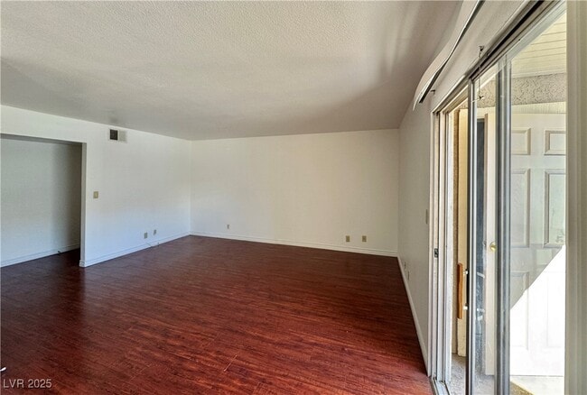 Foto del edificio - 5422 River Glen Dr